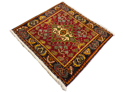 Poshti-Teppich 61x61 cm, Eckansicht, rot mit farbigem Ornamenteinsatz