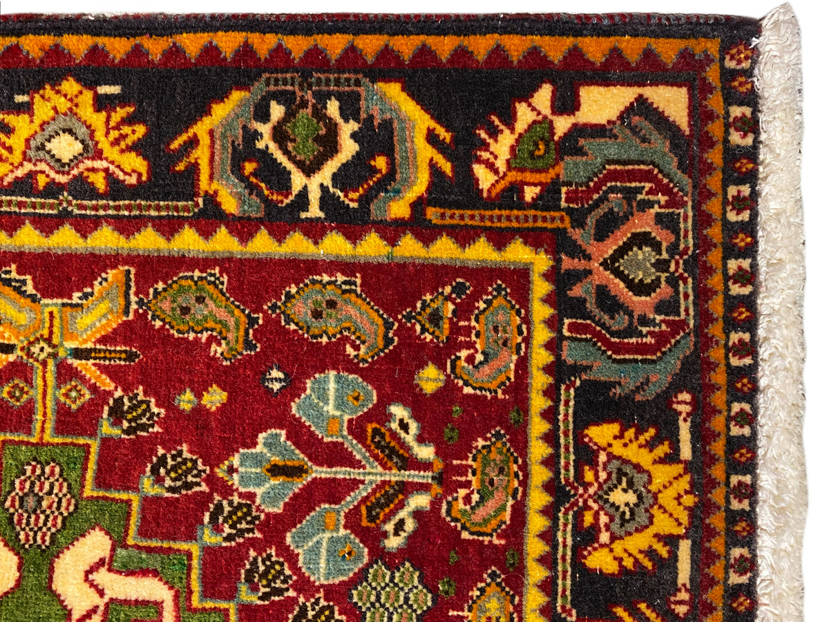 Poshti-Teppich 61x61 cm Detail, rotes Feld mit farbigen Motivornamenten