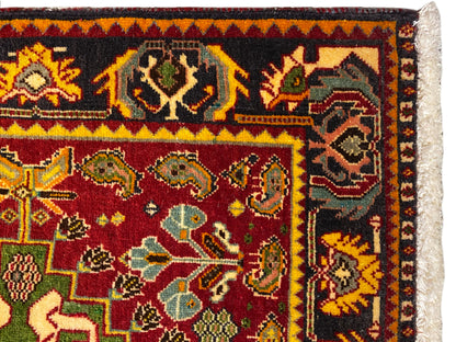 Poshti-Teppich 61x61 cm Detail, rotes Feld mit farbigen Motivornamenten