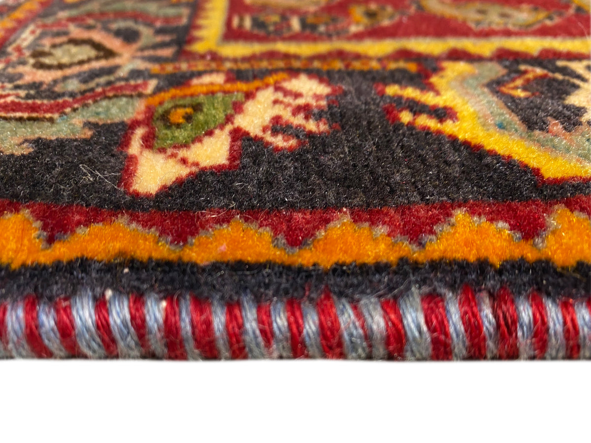 Poshti-Teppich 61x61 cm Nahansicht: Fransen und mehrfarbige Bordüre am Rand