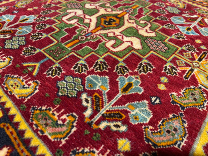 Poshti-Teppich 61x61 cm Nahansicht, rotes Feld mit grünen und blauen Mustern