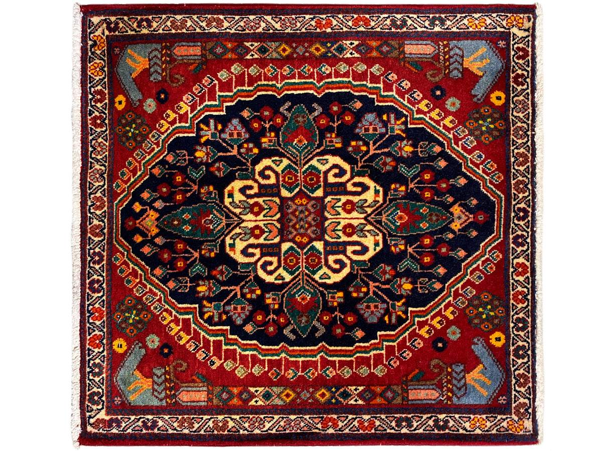 Teppich 67x60 cm quadratisch, rotes Feld mit dunkelblauem Medaillon und Ornamenten