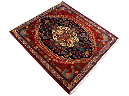 Teppich 67x60 cm quadratisch, rotes Grundfeld mit dunkelblau-goldener Zentralornamentik