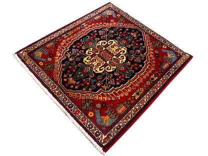 Teppich 67x60 cm quadratisch, rotes Feld mit dunkelblauer Bordüre und gelb-goldenen Details