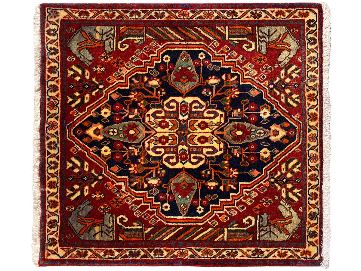 Teppich 65x59 cm mit rotem Grund, blau-grauen Ornamenten und symmetrischem Muster