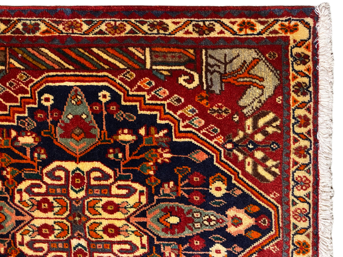 Teppich 65x59 cm Nahansicht: mehrfarbige Bordüre, dekorative Ornamente, gewebter Rand