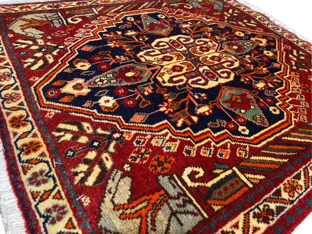 Teppich 65x59 cm Nahansicht: zentrales Ornamentfeld in Blau, Rot und Goldtönen