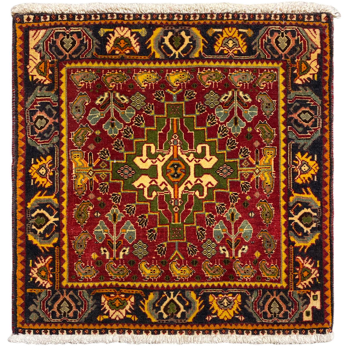 Teppich mit rotem Medaillonmuster, grün-gelben Details und dunklem Rand, weiß eingefasst