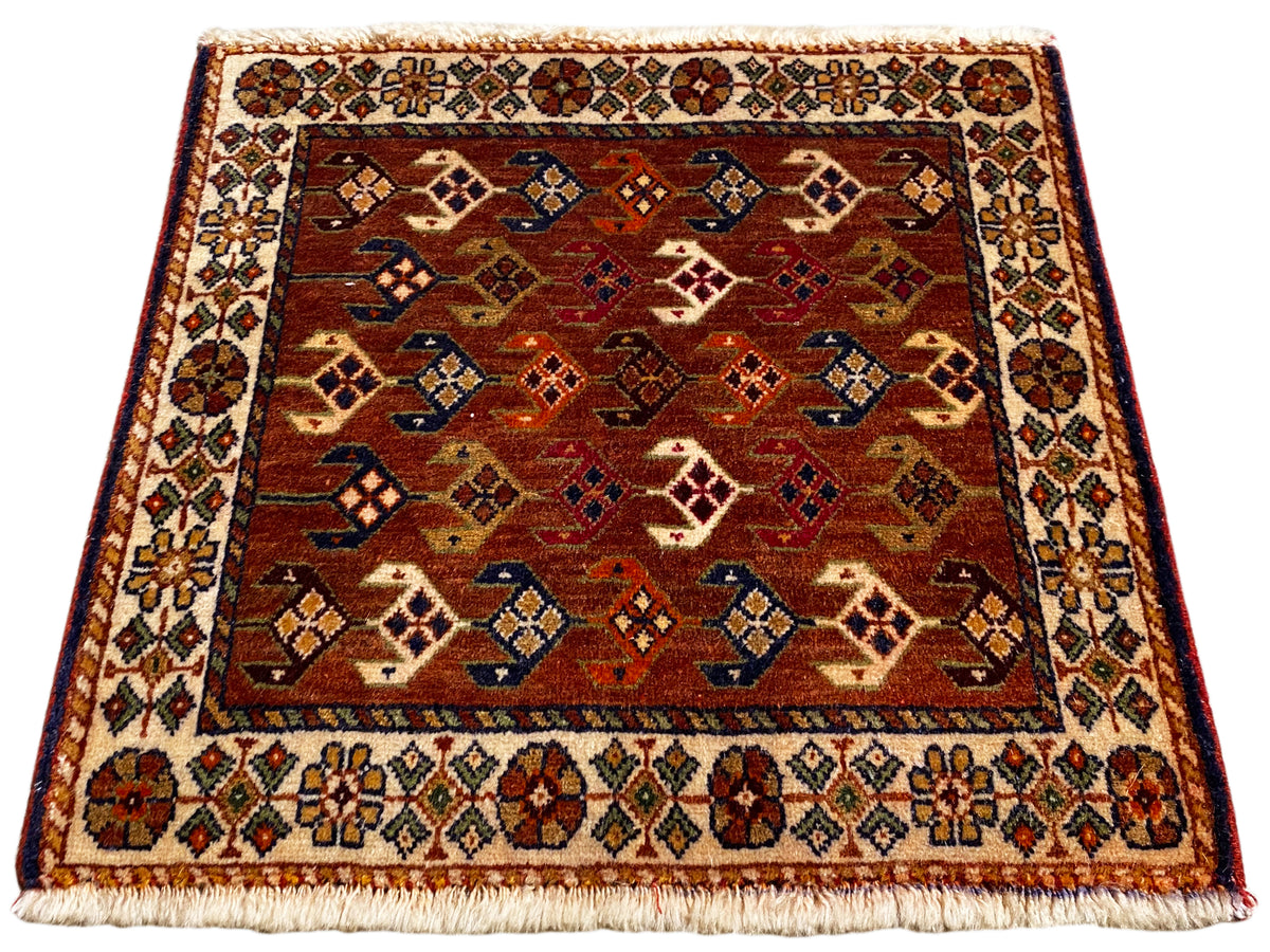 Poshti Teppich 60x55 cm quadratisch mit braunrotem Feld und blau-roten Rauten