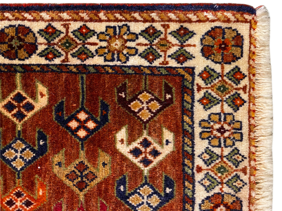 Poshti Teppich 60x55 cm Detail: Ornamentband und zentrale Rauten in Rotbraun