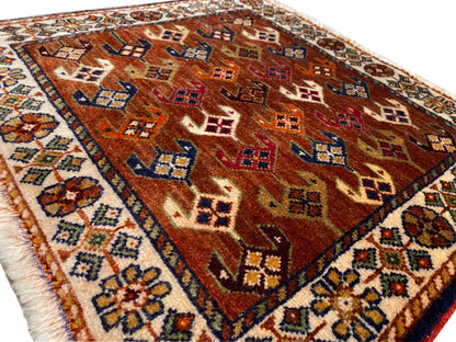 Poshti Teppich 60x55 cm Detailansicht: braunes Feld mit bunten Rauten und Kacheln