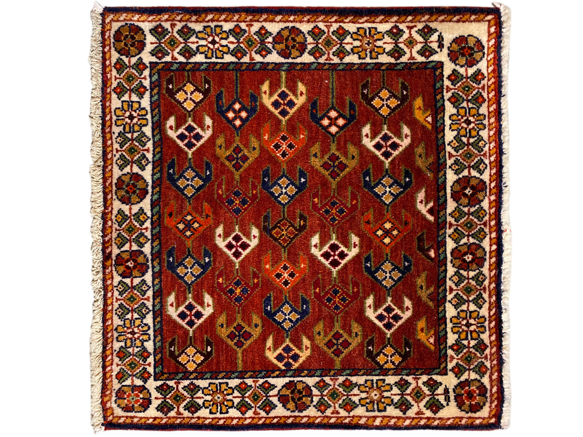 Quadratischer Teppich 61x61 cm mit rotem Musterfeld, Ornamentrahmen und Fransen