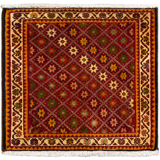 Poshti-Teppich, rechteckig, mehrfarbig mit ornamentalen Sternmustern und Fransenrand.