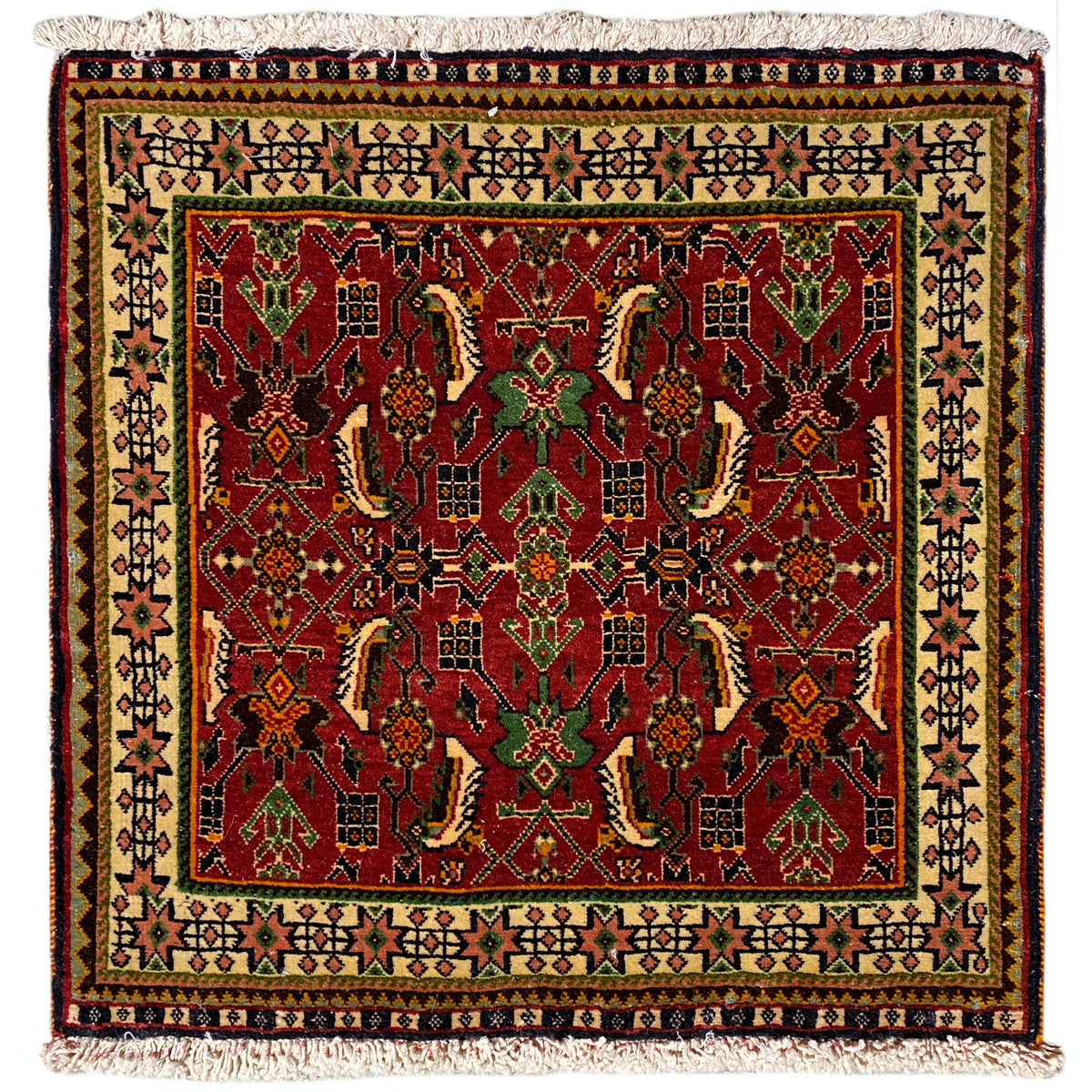 Poshti-Teppich 63x61 cm mit rotem und grünem Muster, mit Fransen am Rand.