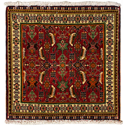 Poshti-Teppich 63x61 cm mit rotem und grünem Muster, mit Fransen am Rand.