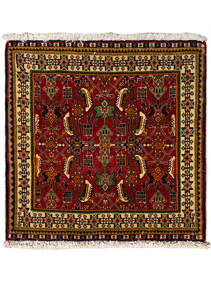 Poshti-Teppich 63x61 cm rechteckig mit rotem Muster und mehrfarbiger Bordüre, Fransen.