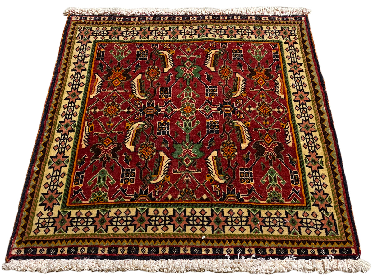 Poshti-Teppich 63x61 cm, Ansicht schräg: rotes Ornamentmuster in Grün und Beige.