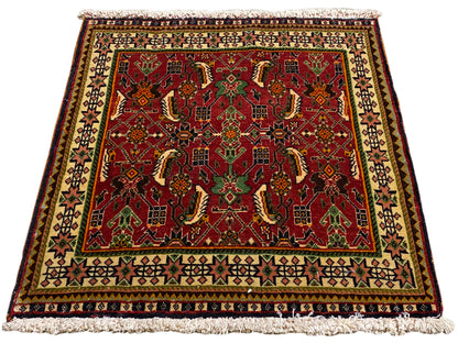Poshti-Teppich 63x61 cm, Ansicht schräg: rotes Ornamentmuster in Grün und Beige.