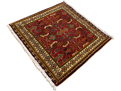 Poshti-Teppich 63x61 cm, diagonale Nahansicht: roter Teppich mit Ornamenten und Fransen.