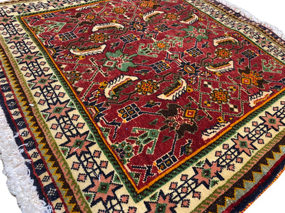 Poshti-Teppich 63x61 cm Detailansicht: rotes Muster mit Tier-/Ornamentmotiven und Bordüre.