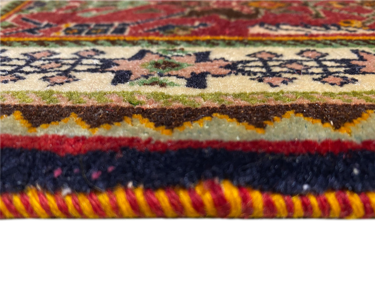 Poshti-Teppich 63x61 cm Nahaufnahme: mehrfarbiger Webrand mit Fransen und hoher Struktur.