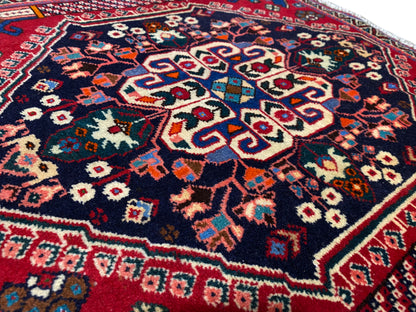 Poshti-Teppich 66x63 cm Nahansicht: zentrales Ornament, bunte Sterne und Rauten
