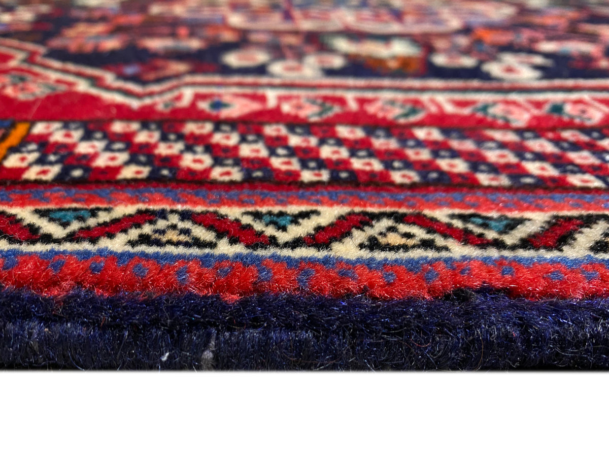 Poshti-Teppich 66x63 cm Detail der Kante: dunkelblauer Flor mit roten Akzenten