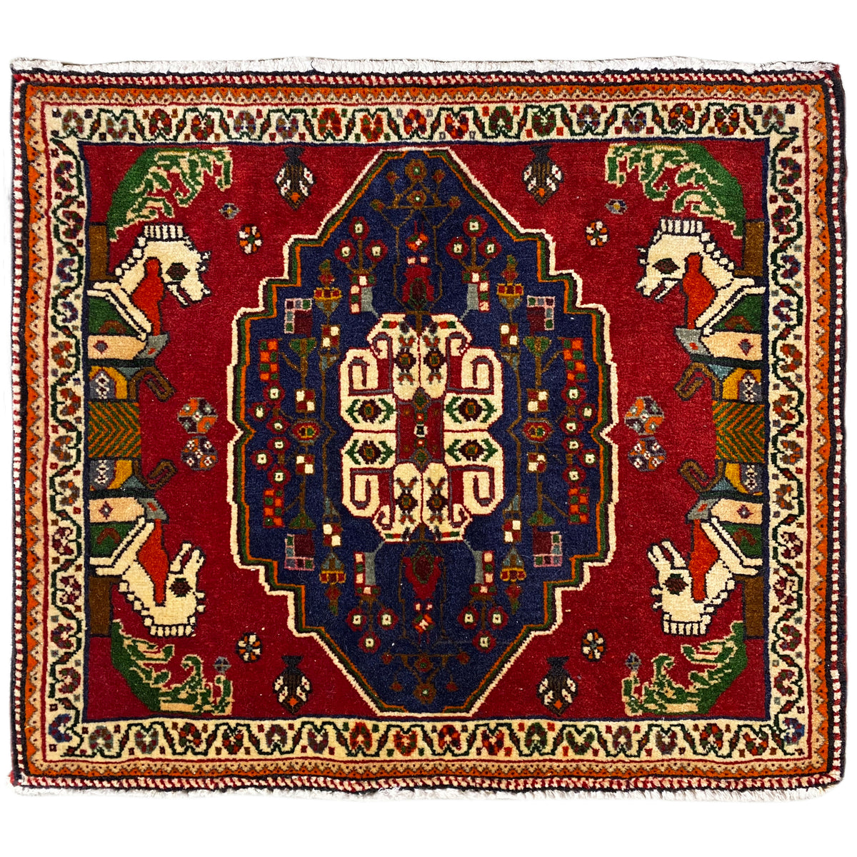 Poshti-Teppich, rotes Bodenmuster mit blauem Medaillon und Tierfiguren