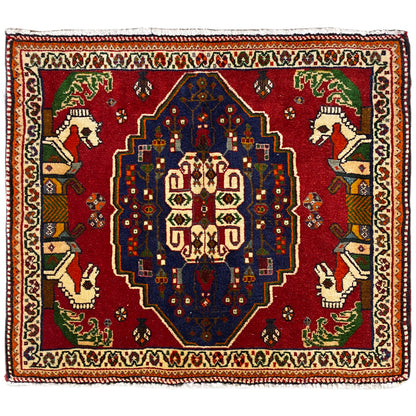 Poshti-Teppich, rotes Bodenmuster mit blauem Medaillon und Tierfiguren