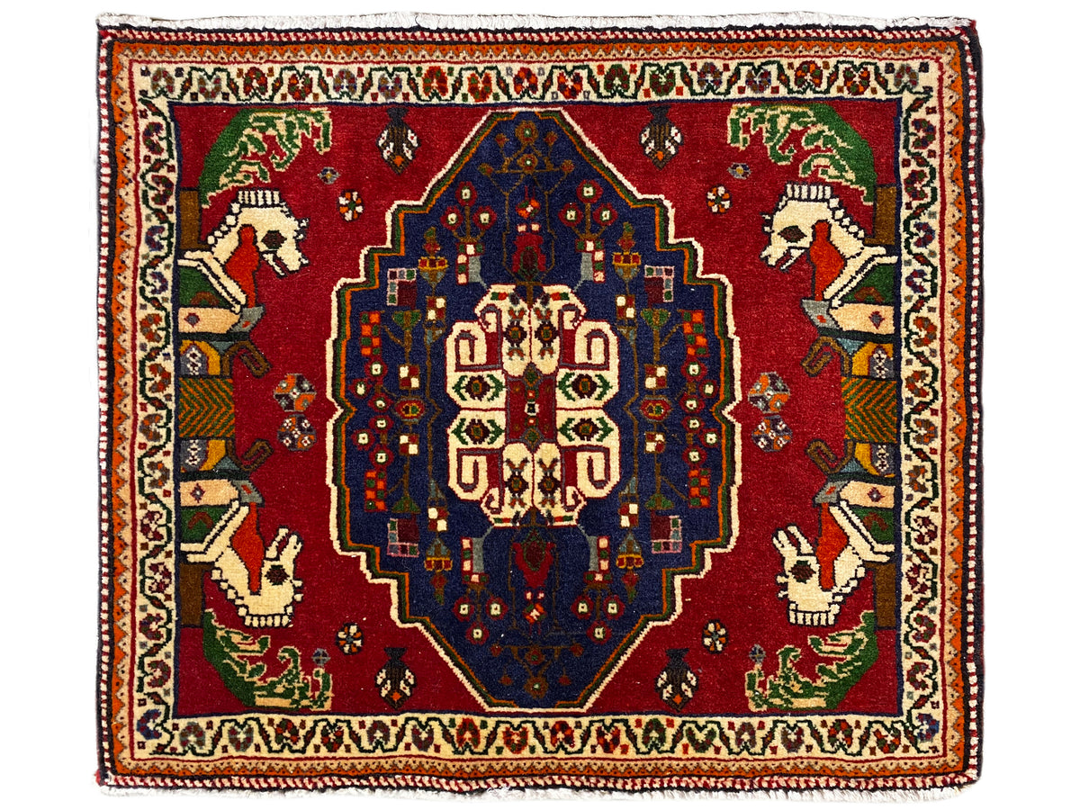 Poshti-Teppich mit rotem Grund, blauem Zentralmedaillon und dekorativer Bordüre