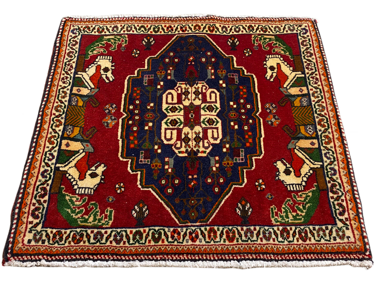 Poshti-Teppich quadratisch, roter Grund, blaues Mittelmedaillon und bunte Bordüre