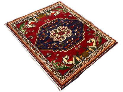 Poshti-Teppich in Rautenform, roter Grund, blaues Medaillon und Tierornamente