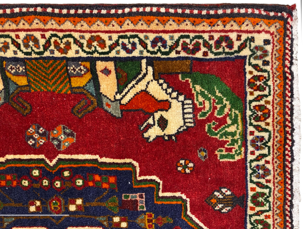Poshti-Teppich Nahaufnahme, rotes Feld mit Tieren, blauem Zierrand und Musterbordüre