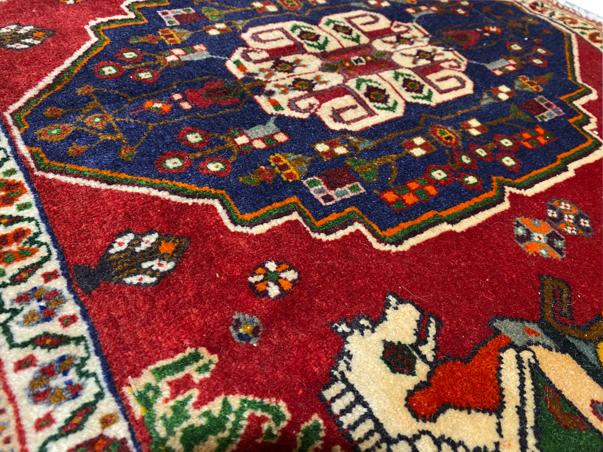 Poshti-Teppich Nahaufnahme, rotes Feld mit blauem Ornamentkranz und Tiermotiven