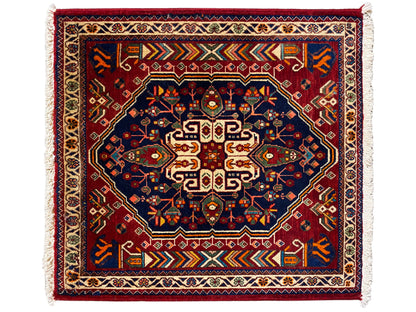 Teppich 63x60 cm in dunkelblau mit rotem Muster, Rahmenstreifen und Fransen
