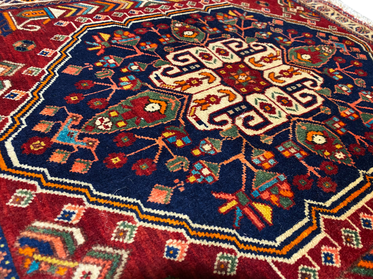 Teppich 63x60 cm Nahaufnahme: farbiges Floralmuster auf dunkelblauem Grund