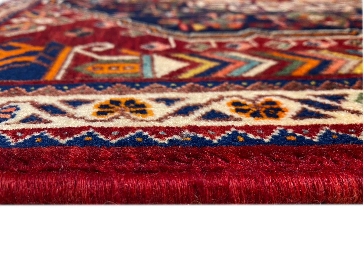 Teppich 63x60 cm Detail: gesäumte Kante mit rotem Flor und blau-weißer Bordüre