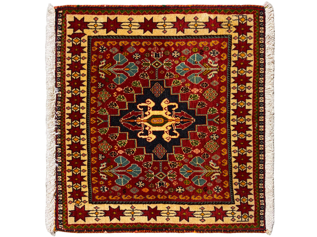 Teppich 60x58 cm: rotes Ornament, schwarzes Zentrum, farbiger Rand, Fransen