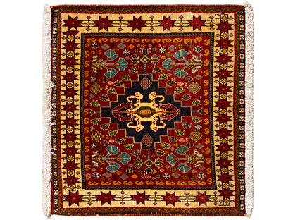 Teppich 60x58 cm: rotes Ornament, schwarzes Zentrum, farbiger Rand, Fransen