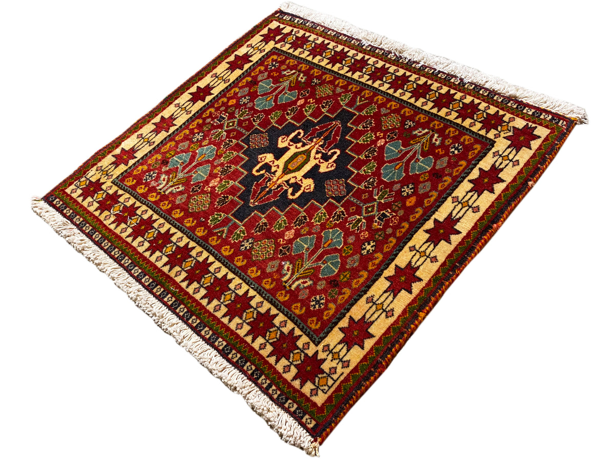 Teppich 60x58 cm, diagonale Ansicht: rotes Feld mit schwarzem Zentrum, Fransen