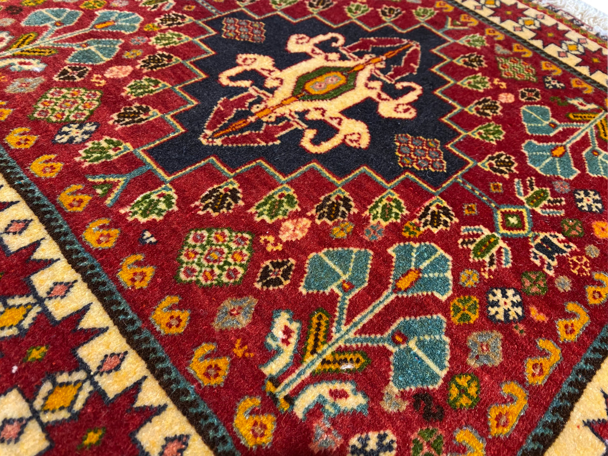 Teppich-Detail: schwarzes Medaillon mit gelben Mustern und bunten Ornamenten