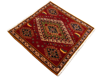 Poshti-Teppich im Quadratformat mit rotem Grund und zentralem Medaillon