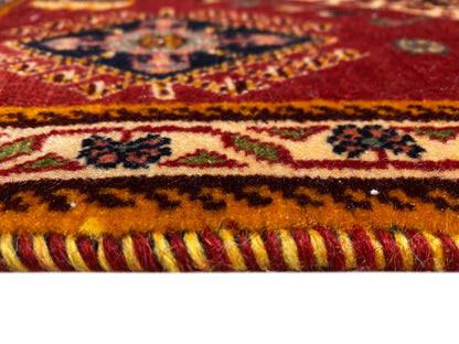 Poshti-Teppich Detail am Rand: Fransenbesatz und mehrfarbige Bordüren