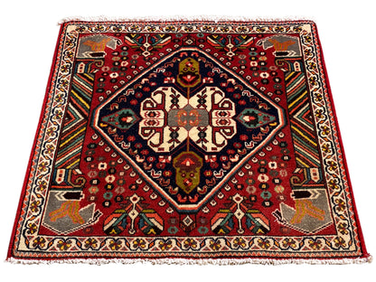 Orientalischer Teppich rechteckig mit rotem Muster, blauem Innenrahmen und Kantenornamenten