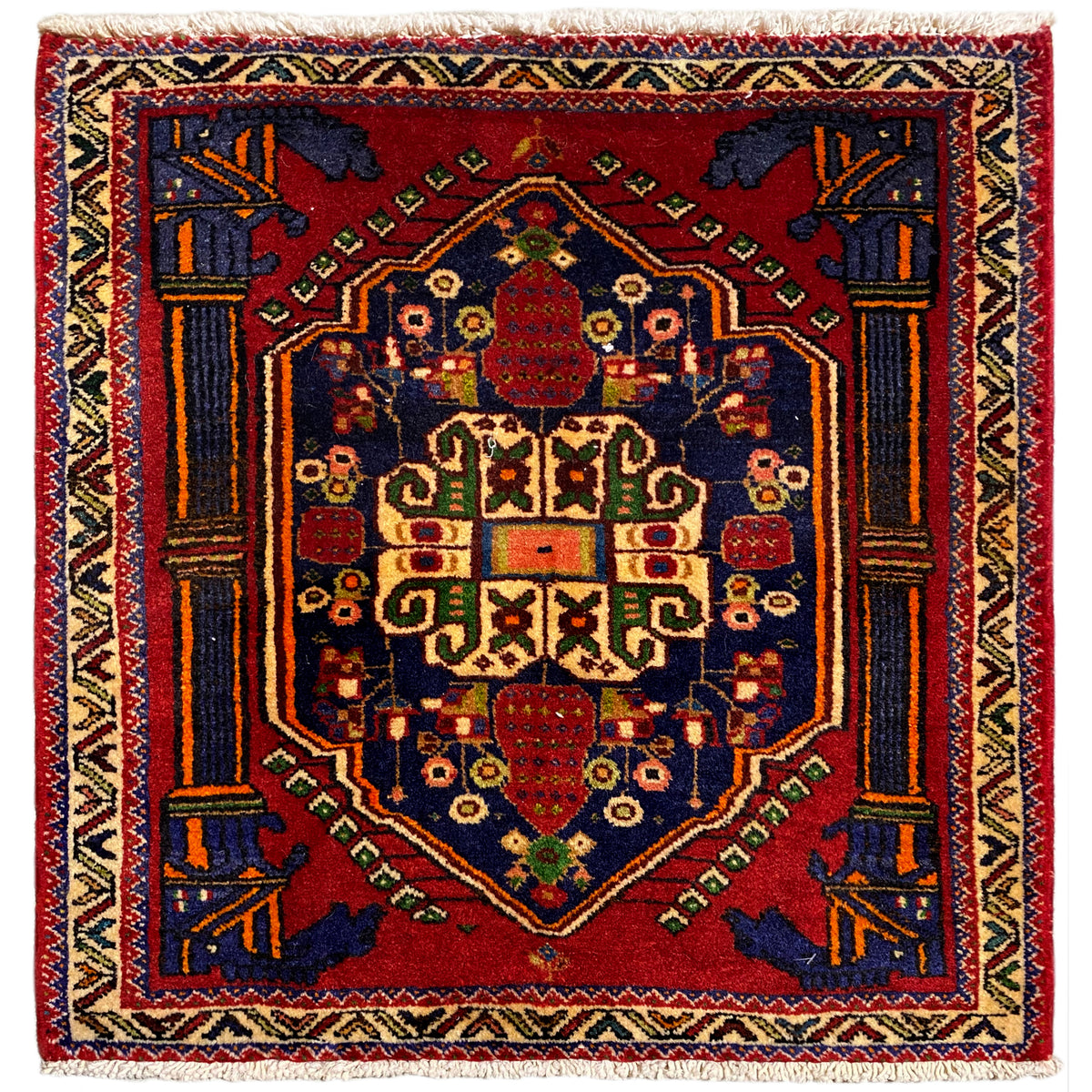 Poshti-Teppich, quadratisch 66x62 cm, rotes Muster mit blau-gelben Ziereinfassungen.