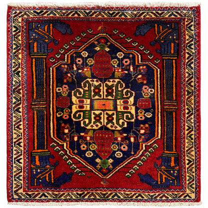 Poshti-Teppich, quadratisch 66x62 cm, rotes Muster mit blau-gelben Ziereinfassungen.