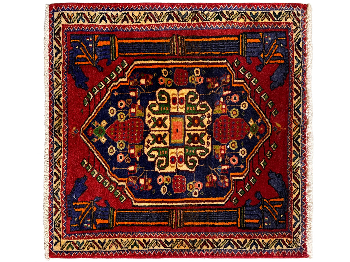 Poshti-Teppich 66x62 cm mit rotem Mittelmedaillon und blauem Eckornament.