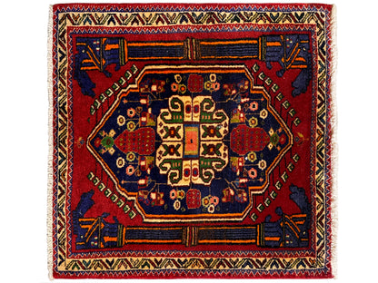 Poshti-Teppich 66x62 cm mit rotem Mittelmedaillon und blauem Eckornament.