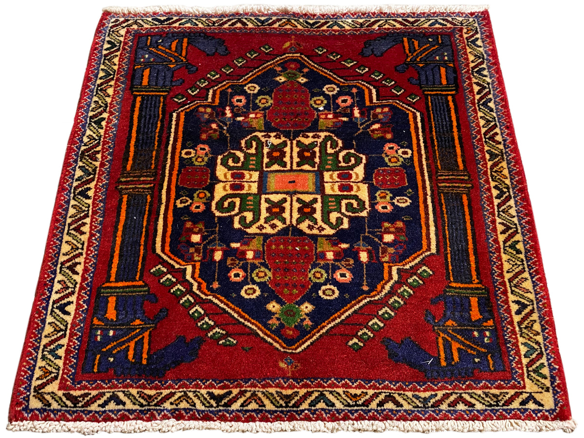 Poshti-Teppich 66x62 cm flach ausgelegt: rotes Zentermedaillon mit geometrischen Ornamenten.