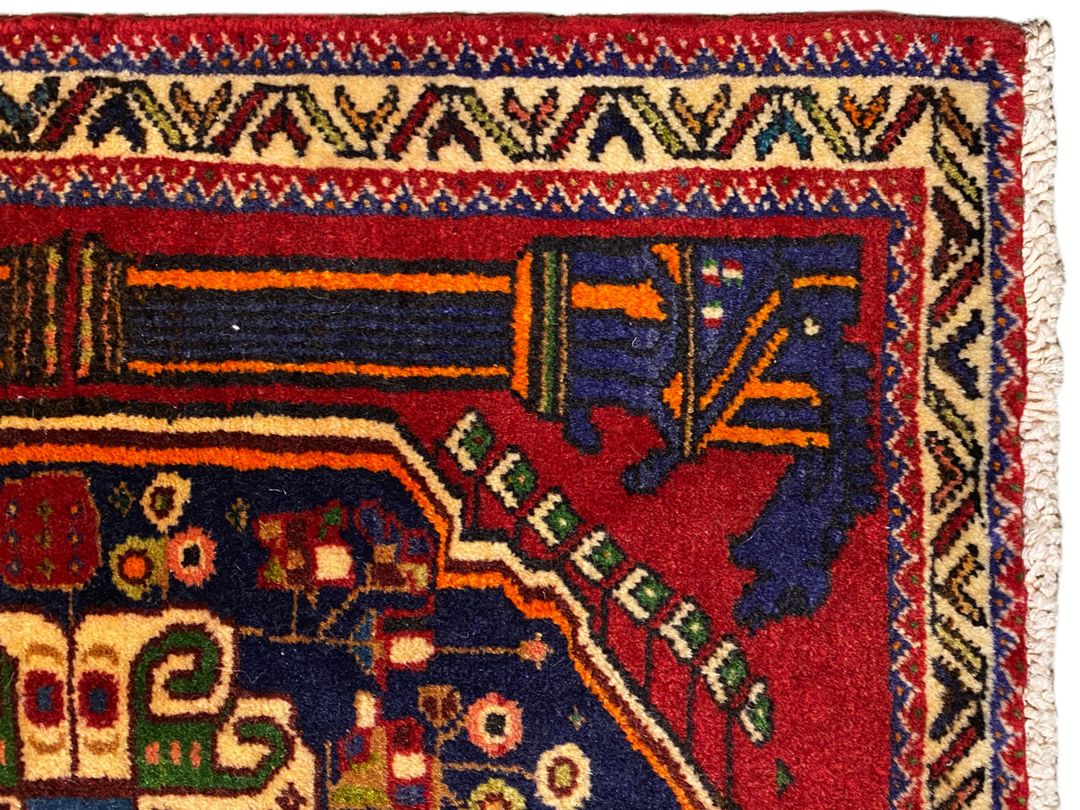 Poshti-Teppich 66x62 cm Nahansicht: Bordürenstreifen und dunkelblaues Ornamentfeld.
